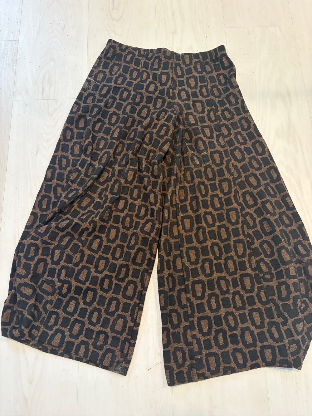 Wide Leg Geo Print Palazzo Pants in Black and Brown Alembika punto knit pant
